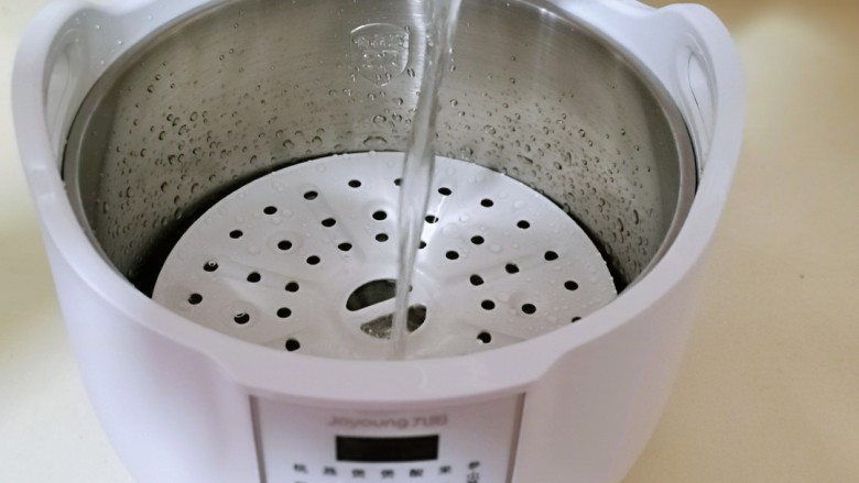 补气血薏米红枣鸡汤,准备炖锅，首先蒸架放入锅中，再加入纯净水，至水位线！