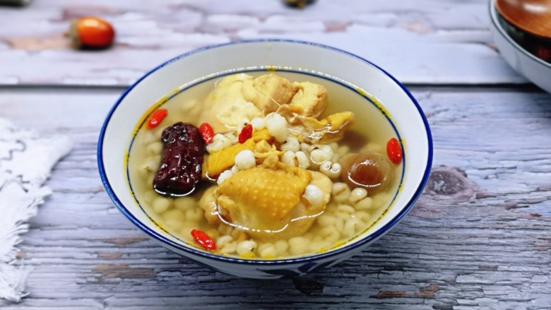 补气血薏米红枣鸡汤,香浓滋补的鸡汤！这个季节喝正好！