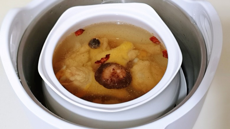 补气血薏米红枣鸡汤,将炖盅放入锅中！