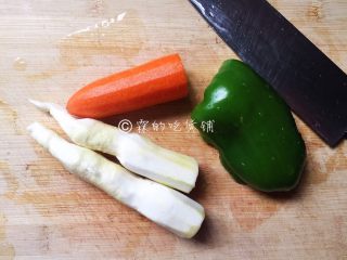 小炒牛肉丝,准备好配菜的蔬菜