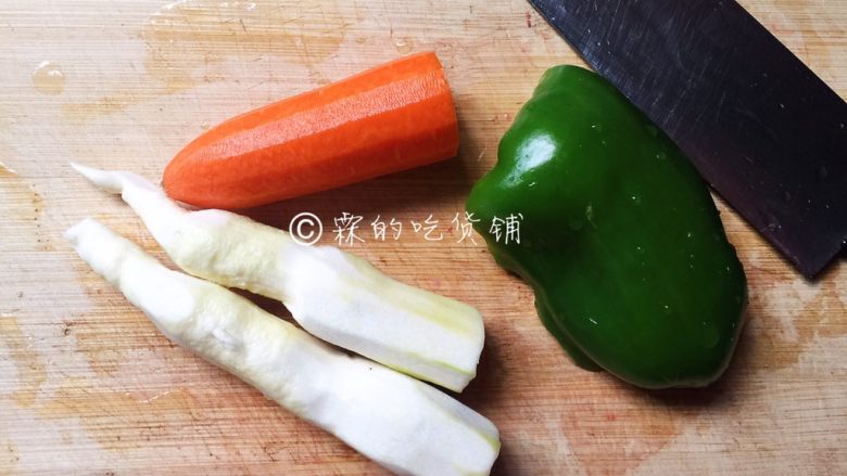 小炒牛肉丝,准备好配菜的蔬菜