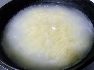 虾仁时蔬面,锅中烧开水下入面条煮熟立即放入凉开水中过凉后沥干水份备用
