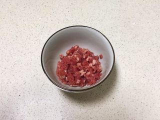 宝宝健康食谱  肉末茄子,猪肉末放入碗里
