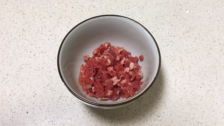 宝宝健康食谱  肉末茄子,猪肉末放入碗里