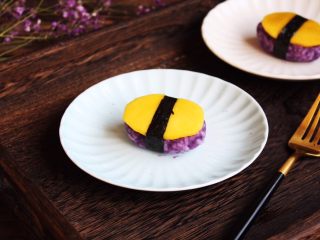 高颜值炫彩 紫薯芒果奶香饭团,将寿司海苔条裹在饭团上。