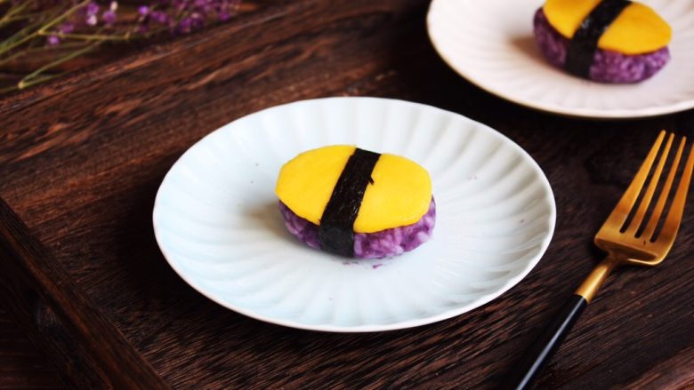高颜值炫彩 紫薯芒果奶香饭团,将寿司海苔条裹在饭团上。