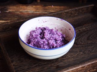 高颜值炫彩 紫薯芒果奶香饭团,将米饭和紫薯泥搅拌均匀。