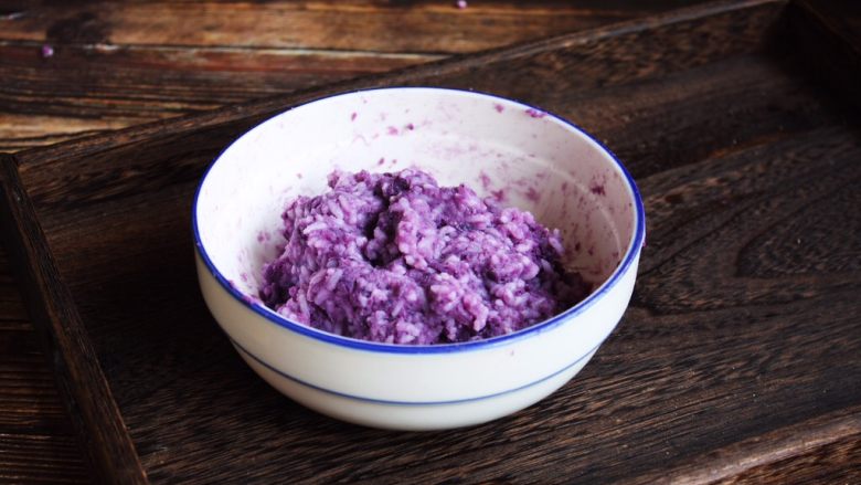 高颜值炫彩 紫薯芒果奶香饭团,将米饭和紫薯泥搅拌均匀。