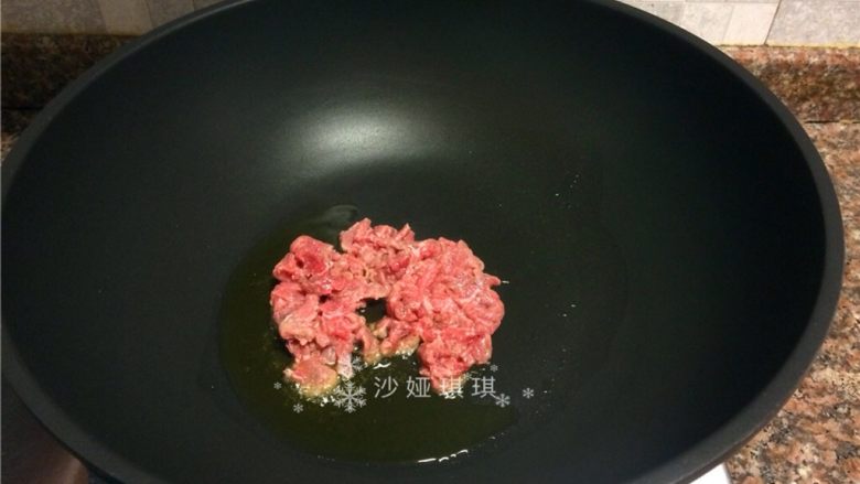 杂蔬牛肉炒乌冬面,放入牛肉快速翻炒变色断生。