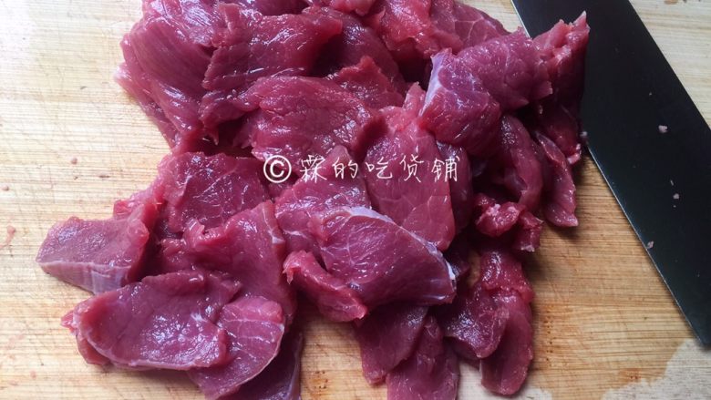 牙签牛肉,随后切成片，不要太厚，稍薄一些的更容易熟