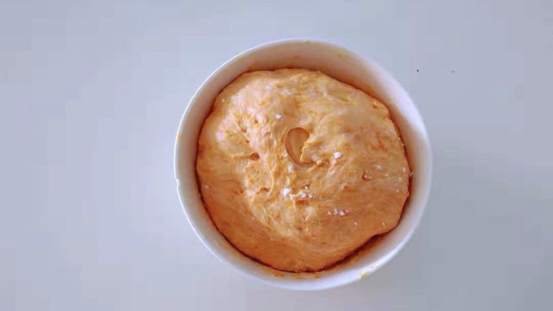 蜜豆南瓜面包,面团发酵后的样式。