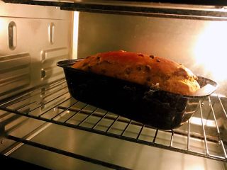 蜜豆南瓜面包,预热烤箱，上火170度下火180度，烘烤35分钟。