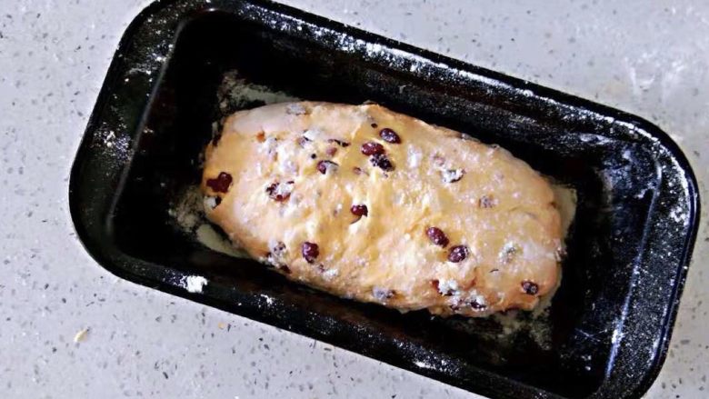 蜜豆南瓜面包,面团放入模型中二次发酵30-40分钟。