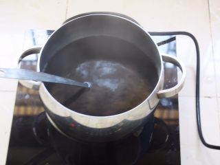 酸甜养生黑米粥,大火煮开，用小勺搅动一下食材，避免粘锅。