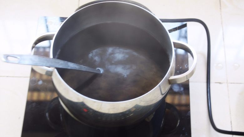 酸甜养生黑米粥,大火煮开，用小勺搅动一下食材，避免粘锅。