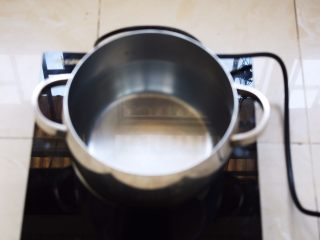 酸甜养生黑米粥,锅里注入1200ml的水。