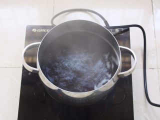酸甜养生黑米粥,将水烧开后放入步骤7的食材。
连同浸泡的水一起放入。