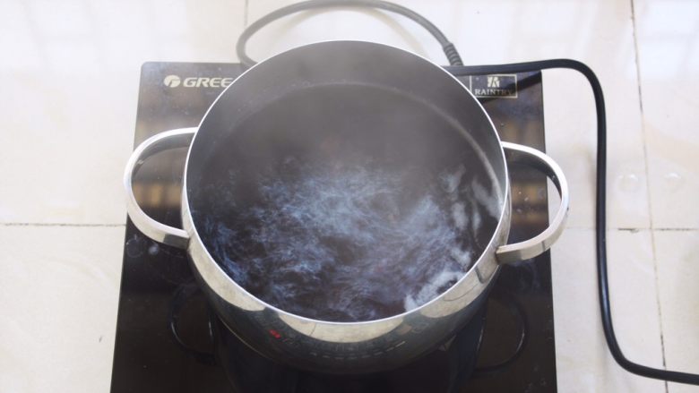 酸甜养生黑米粥,将水烧开后放入步骤7的食材。
连同浸泡的水一起放入。