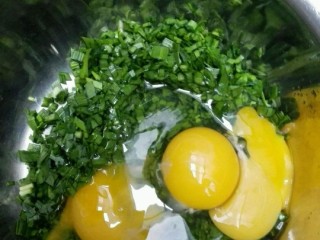 韭菜鸡蛋饼,切韭菜打入鸡蛋 搅拌好，加入面粉和适量的水继续搅拌。