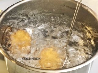 魔鬼蛋,小锅煮水沸腾后放入鸡蛋煮十分钟