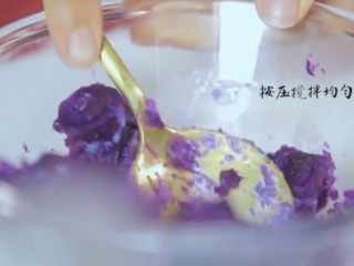 紫薯芝士仙豆糕,蒸好的紫薯加入配方奶，趁热捣成泥搅拌均匀备用