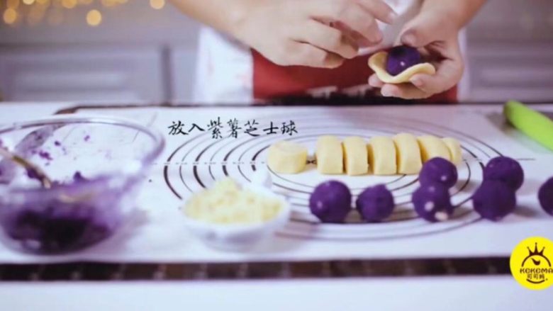 紫薯芝士仙豆糕,取一个面剂子按扁，放入紫薯芝士球，收口做成方形