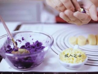 紫薯芝士仙豆糕,开始包馅啦，取适量紫薯泥，揉圆按扁，放入适量芝士，收口，揉圆备用。