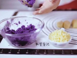 紫薯芝士仙豆糕,继续加入淀粉，面粉，用筷子搅拌成絮状，揉成光滑的面团，整理成长条状，分割成大小均匀的剂子。