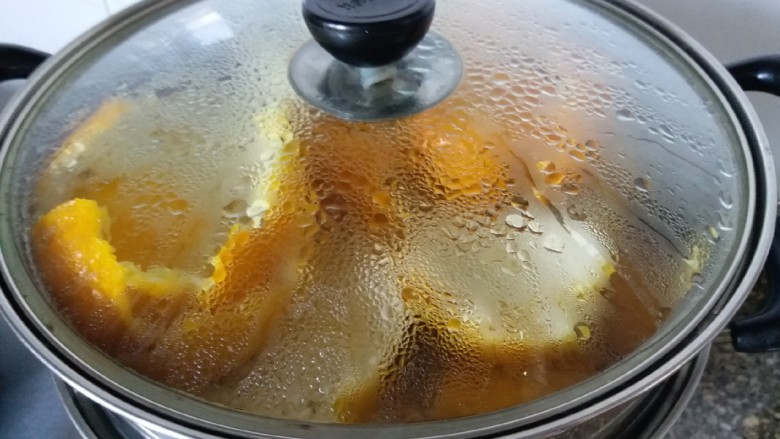 自制陈皮,晒过一天的橘子皮会干瘪很多，第二天上蒸锅蒸10分钟左右