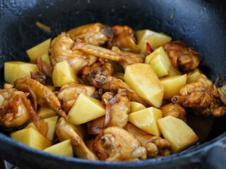 鸡翅腐竹烧土豆,捞出土豆块放到锅中，与鸡翅一起翻炒均匀