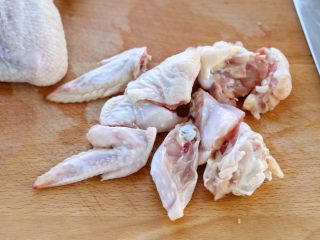 鸡翅腐竹烧土豆,将鸡全翅洗净后沥干水分，再用刀将其斩成小段