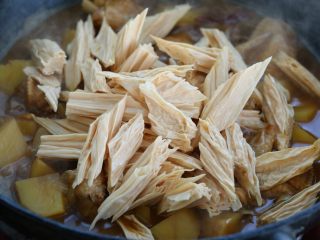 鸡翅腐竹烧土豆,放入腐竹翻炒均匀，继续炖煮约十分钟