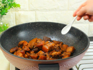 懒人版土豆红烧肉,20分钟后加鸡精 尝一下再决定是否加盐，翻炒片刻就可以出锅了。