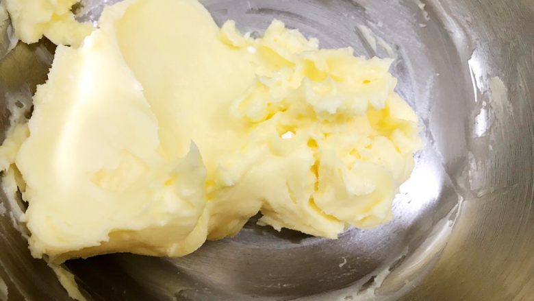 酥酥的香草曲奇小花,用刮刀把黄油和糖粉，盐拌匀，用打蛋器中高速开始打发