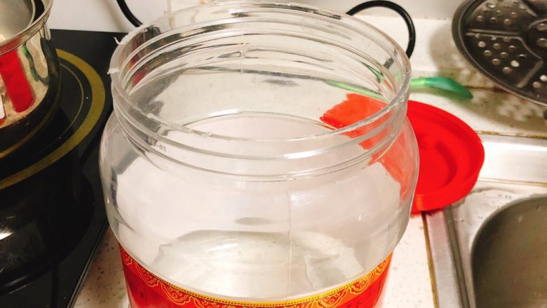 嫩姜红酒酿黄豆-早餐稀饭搭档,准备一个干的罐子，不能有一丁点的水，以防黄豆变质。