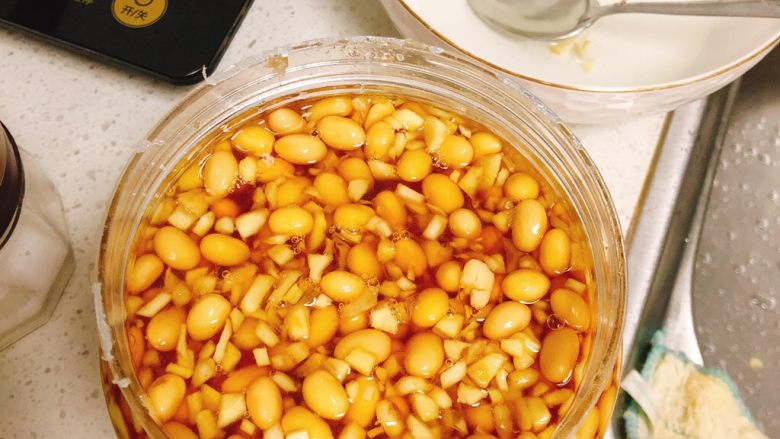 嫩姜红酒酿黄豆-早餐稀饭搭档,再将凉白开倒入罐子，使水位刚好莫过黄豆。