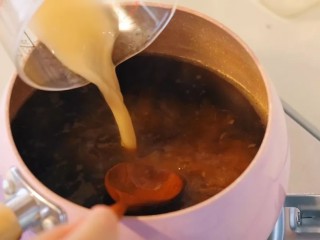 柴犬团子,剩余的150g水加入玉米淀粉和酱油搅匀，倒入红糖水中搅匀，煮至浓稠。