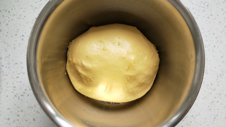 南瓜芋泥小餐包,揉面结束收圆，放入盆中，盖保鲜膜进行第一次发酵