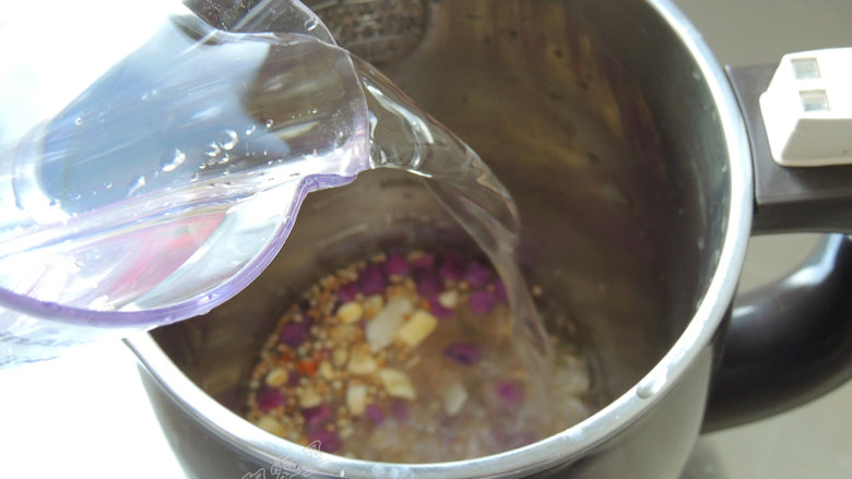 藜麦紫薯豆浆,加入600ml清水。