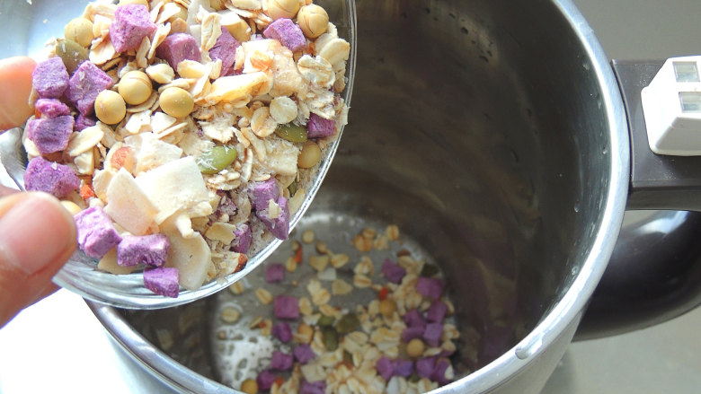 藜麦紫薯豆浆,将2包豆料包倒入豆浆机中。