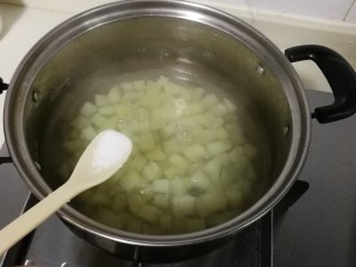 金昌鱼土豆,锅中，放入土豆，适量清水，一小勺盐烧开，使土豆入味