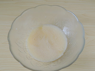 豆浆松饼,将鸡蛋敲入碗中，加入15g色拉油和15g细砂糖，搅拌均匀。
