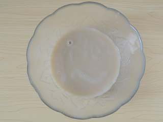 豆浆松饼,加入100g藜麦紫薯豆浆，拌匀。