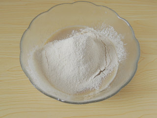 豆浆松饼,将100g低筋面粉和3g无铝泡打粉混合均匀，然后过筛到碗中。