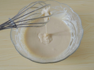豆浆松饼,用蛋抽将所有材料用“之”字形搅拌成细腻的松饼面糊。
