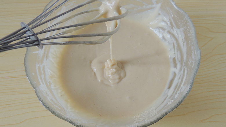 豆浆松饼,用蛋抽将所有材料用“之”字形搅拌成细腻的松饼面糊。