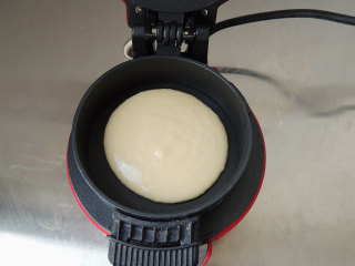 豆浆松饼,面糊会自动流向四周变成圆形。