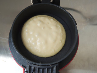 豆浆松饼,等表面出现小气泡的时候，翻面继续加热几秒钟，一个松饼就完成了。然后继续做下一个，直到把剩下的面糊用完。