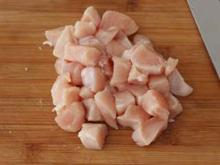 茄汁蒜香鸡块,鸡胸肉去掉筋膜切成小块。