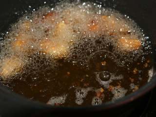 茄汁蒜香鸡块,锅内倒入适量食用油，油温6成热下入鸡肉块炸制。